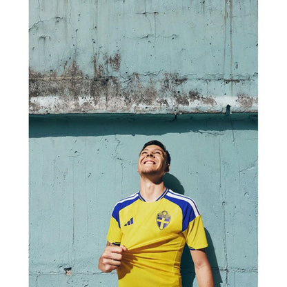 Camisola Suécia Principal 2025/26 - Versão Adepto